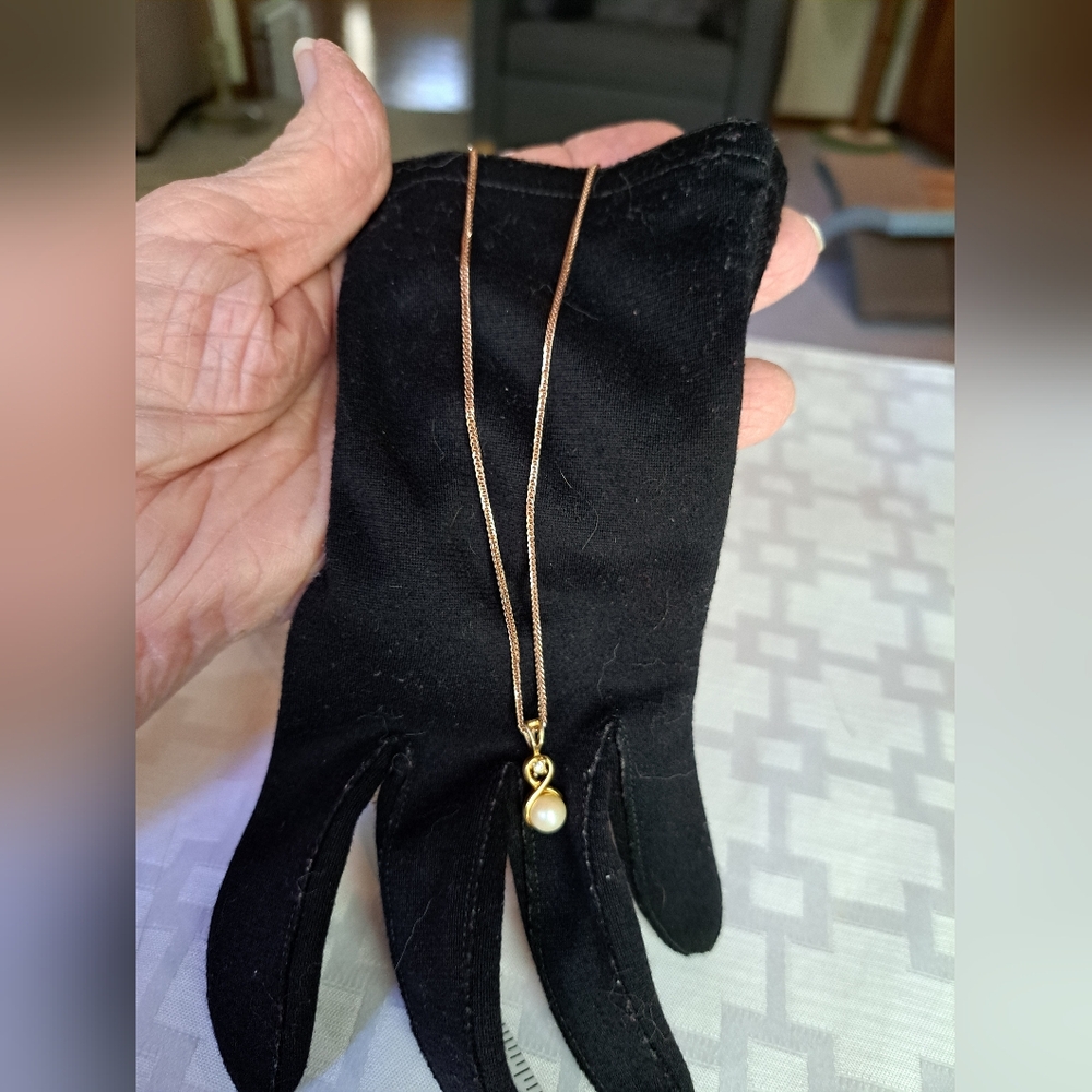 Elegant Gold Pearl Pendant Necklace